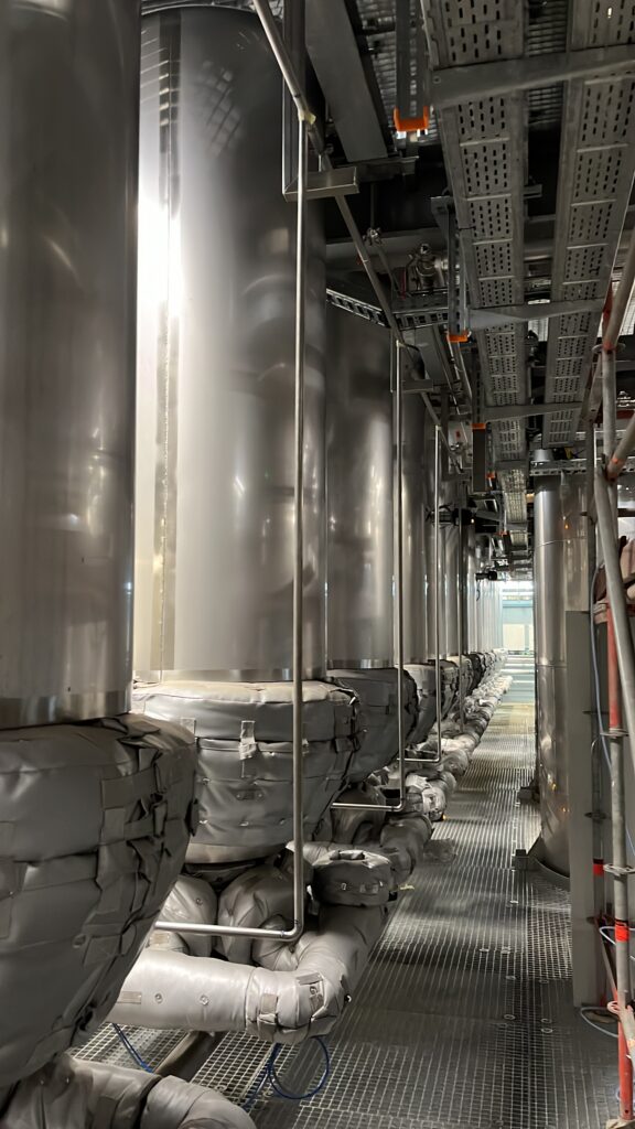 Technical installation with metal cladding and insulation mattresses