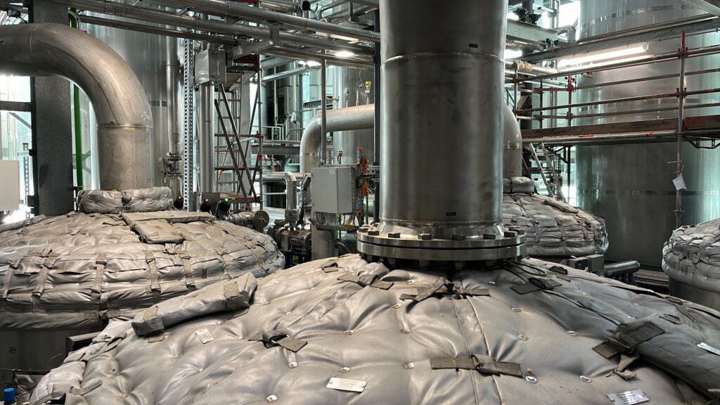 Fitted insulation mattresses around industrial vessels and pipework